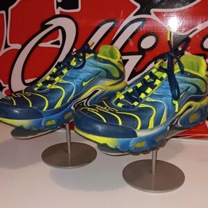 Nike Kids Blue and Yellow Sneakers Size 6Y